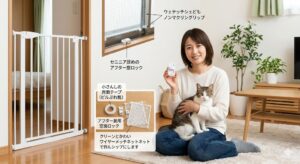 賃貸マンションのリビングで、壁を傷つけない突っ張り式ハイタイプゲートや、剥がせるテープを使用した窓用補助錠など、複数の脱走防止対策を正しく組み合わせて安心する日本人女性と猫。